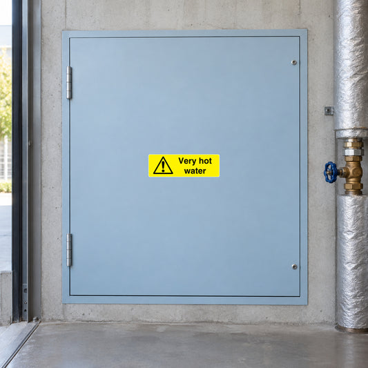 Yellow danger sticker: “Very hot water” warning with exclamation mark