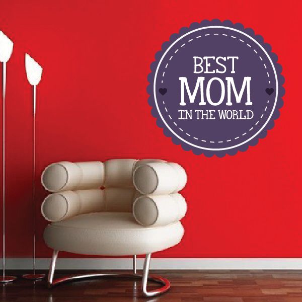 Scallop-edged circular sticker reading 'BEST MOM IN THE WORLD' with heart icons