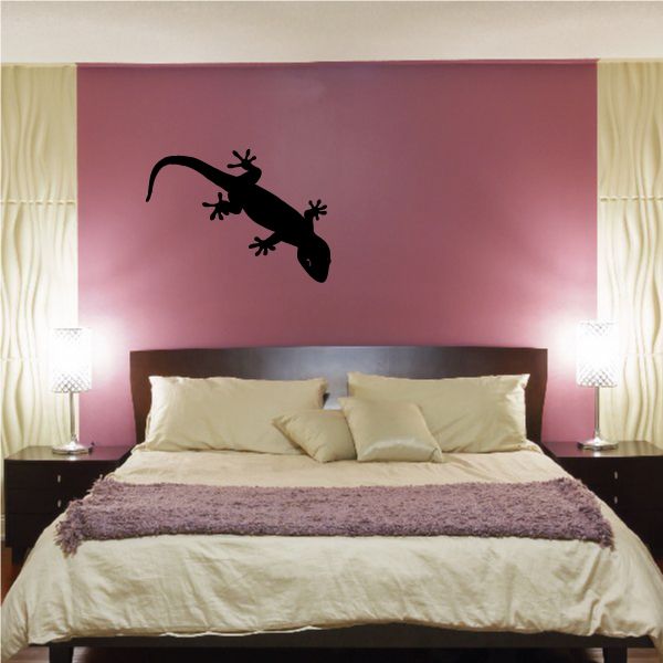 Crawling gecko wall decal in black, crawling silhouette