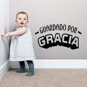 Wall decal text: "GUARDADO POR GRACIA" in bold black lettering