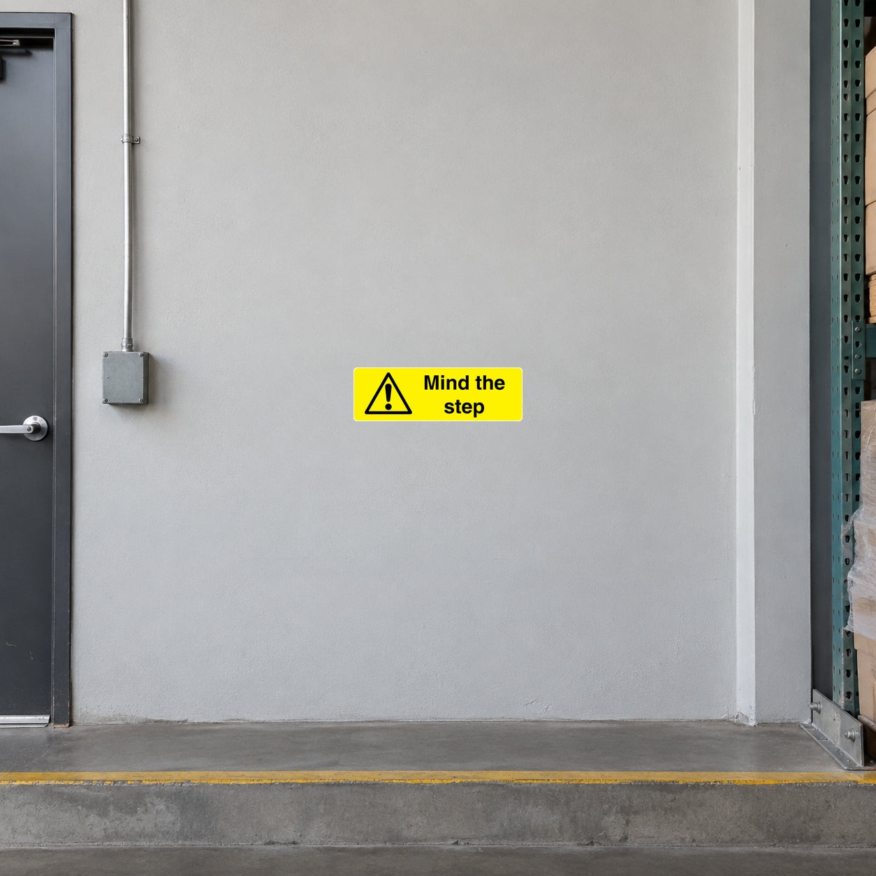 Yellow step warning sticker with exclamation icon and 'Mind the step' text
