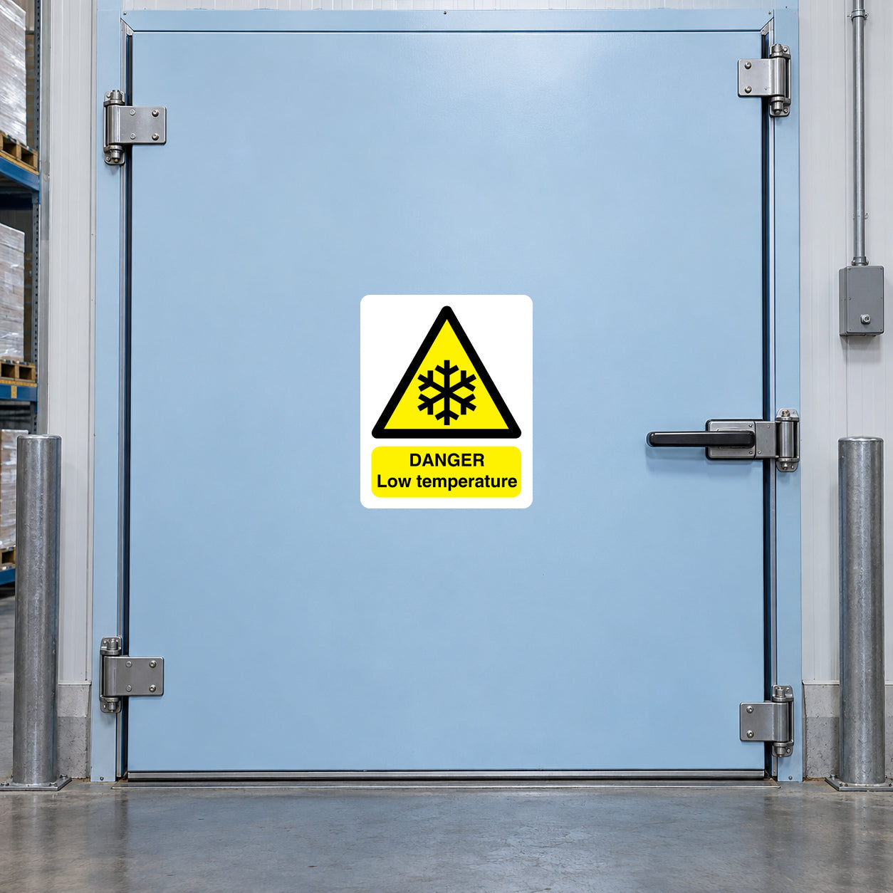 Safety warning sticker with hazard icon and text “DANGER Low temperature”