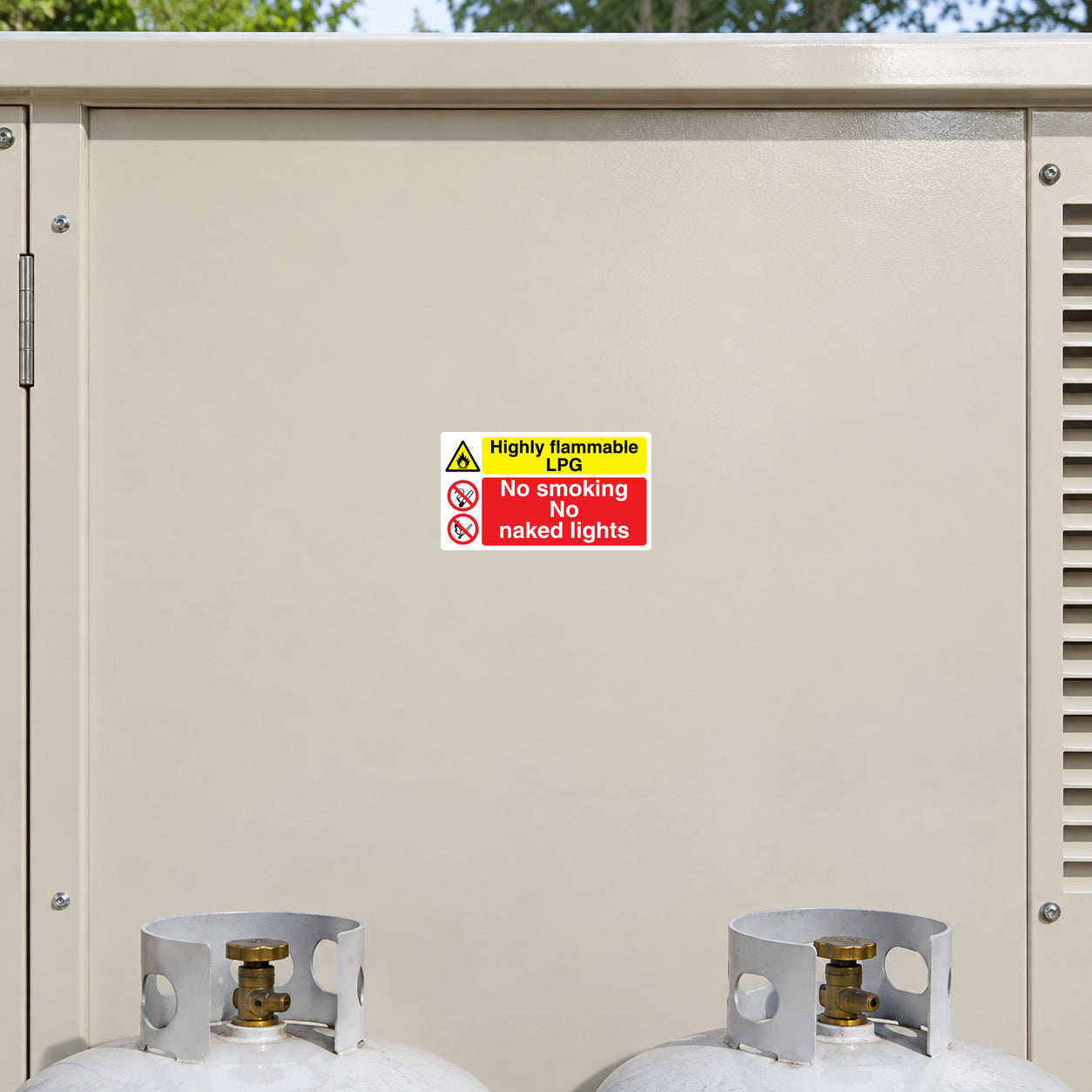 Yellow and white safety sticker: Highly flammable LPG, no smoking or naked lights.